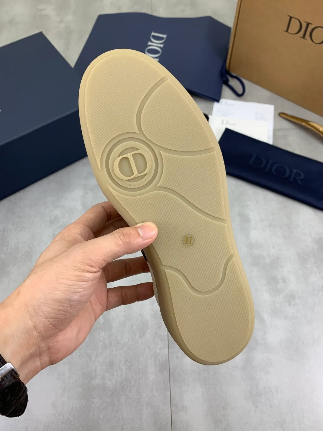 Men's men's shoes 💰P542 New Dior B01 top version of moral training shoes! ! ! White first-layer cowhide, fully oiled upper, original TPU molded outsole. New to the Fall 2025 collection, this sneaker marks the return of Dior’s classic style, reinterpreted in a stylish and elegant silhouette. Crafted from white smooth first-grain cowhide with a tonal silk sheepskin lining, it features the Dior logo on the tongue and inner sides, and a CD icon on the heel. Paired with Tpu anti-slip soles of the same color, it can be matched with various styles to create a sophisticated look.  Code number: 39-45 Complete package with airplane box